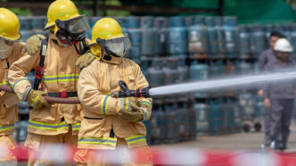 Ação coordenada em área de risco químico: o trabalho em equipe e o uso de EPIs certificados demonstram a aplicação real dos princípios da NFPA 1006 para cenários industriais.