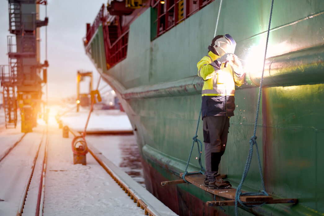 Atividade de soldagem externa em embarcação exige isolamento de risco elétrico, ancoragem dupla e plano de emergência validado.