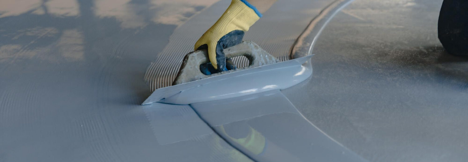 Aplicação de tinta epóxi condutiva em estrutura metálica com pistola airless: controle da espessura, ancoragem da superfície e condutividade são essenciais para garantir desempenho eletrostático em áreas classificadas.