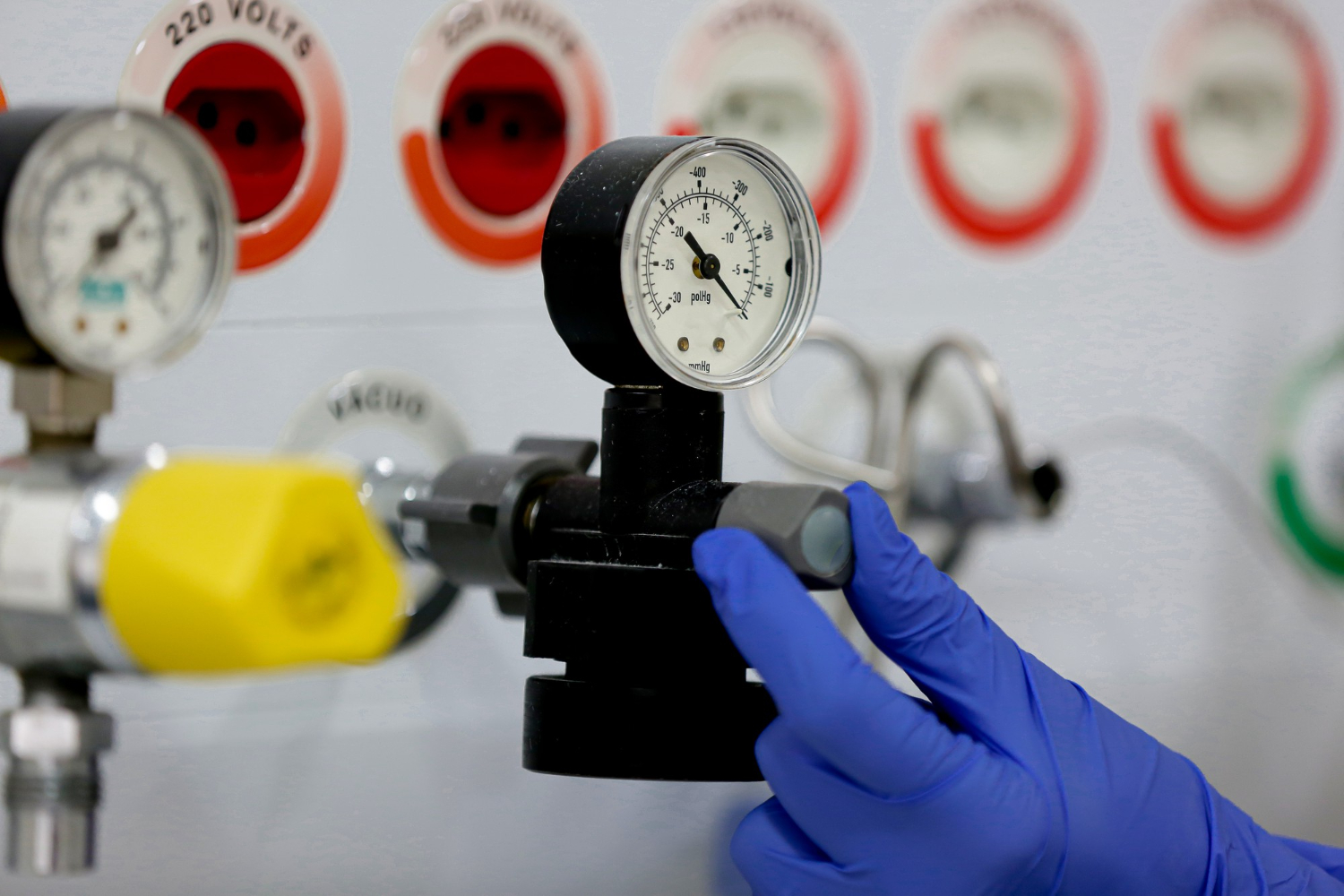 Equipamento de medição configurado para leitura precisa da pressão em testes de vazão com tubo de Pitot. - Curso Como Fazer Teste de Pitot.