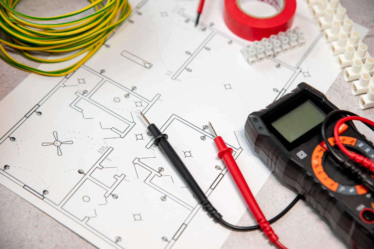 Execução de medições e conferência de projeto elétrico em planta baixa, etapa fundamental para o correto dimensionamento de proteção e validação de circuitos com instrumentos de teste.