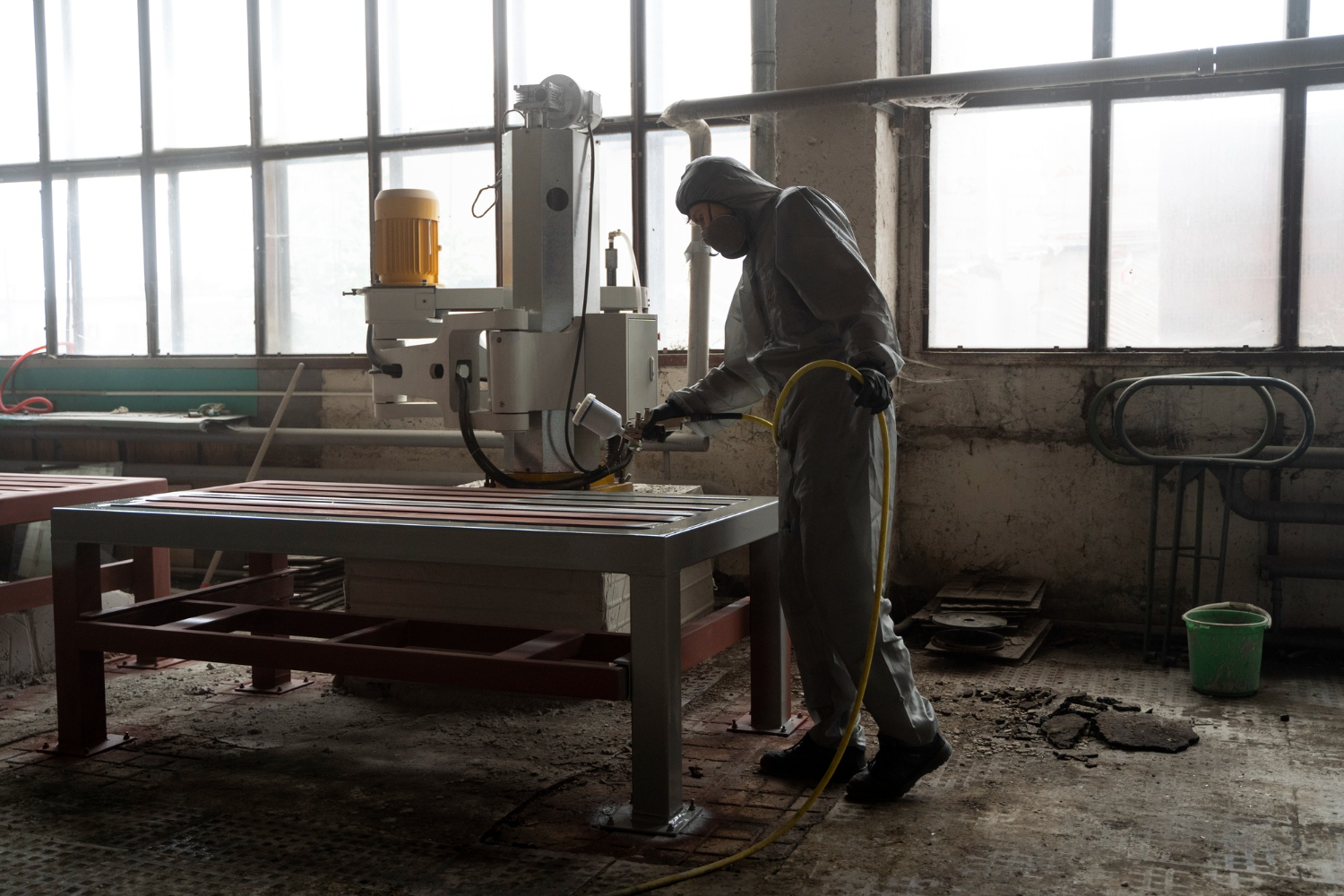 Execução de pintura industrial em estrutura metálica com controle de espessura e técnica de aplicação adequada.