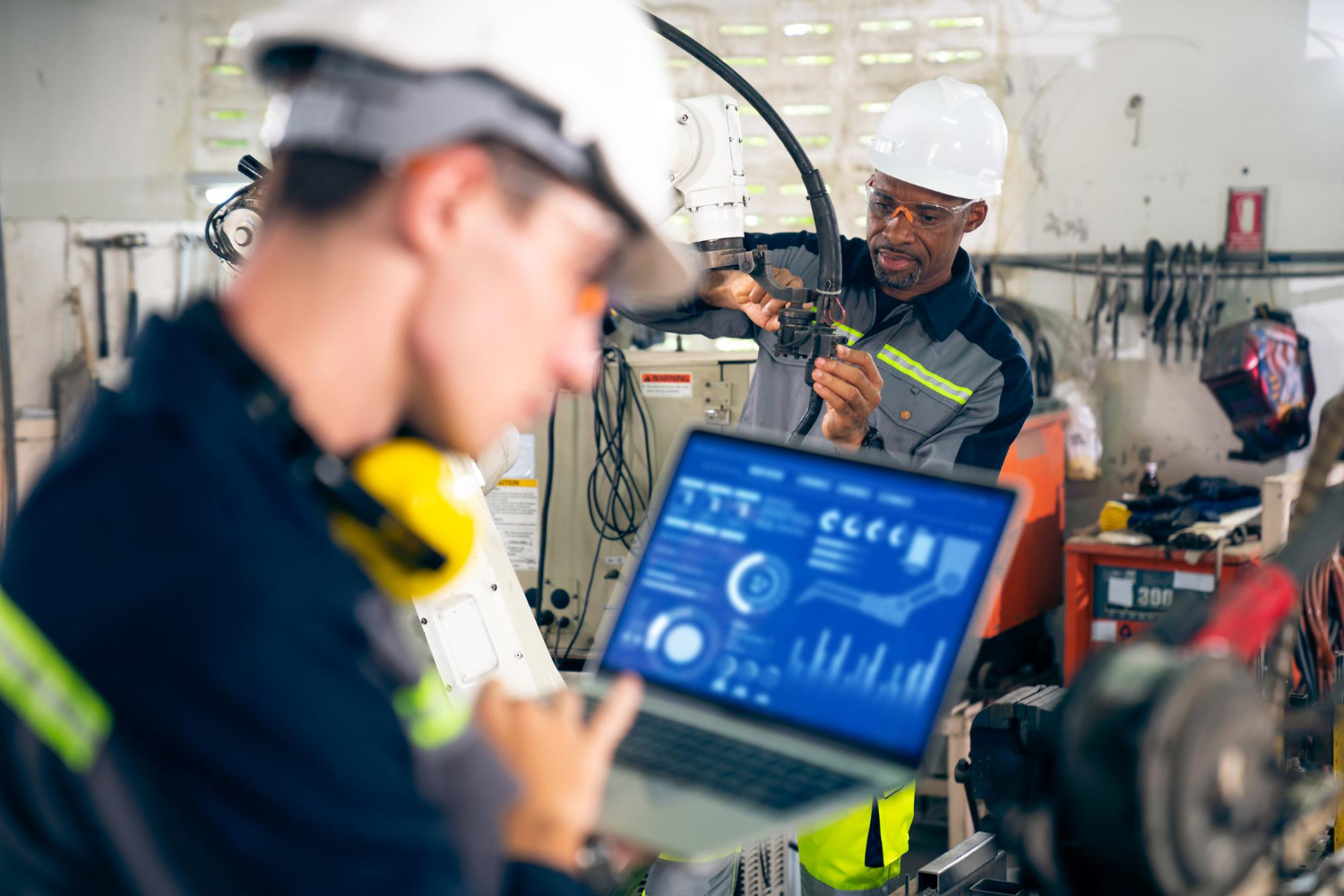 Interação entre gestor e técnico em inspeção de manutenção corretiva, com foco em segurança, produtividade e conformidade das operações industriais.