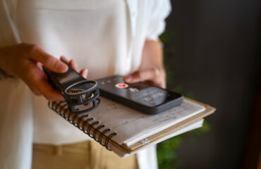 Laudo de Reverberação Registro técnico de campo: coleta de dados acústicos com equipamento portátil e anotações de medições conforme a NBR 3382-1.