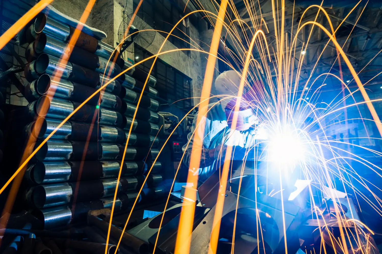 Manuseio técnico exige isolamento e EPI condutivo.