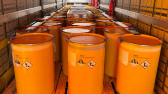 Transporte de líquidos inflamáveis exige sinalização clara, kit de emergência compatível e conformidade com os critérios da classe 3. A ausência de identificação padronizada ou de equipamentos de contenção compromete a segurança e a legalidade da operação.