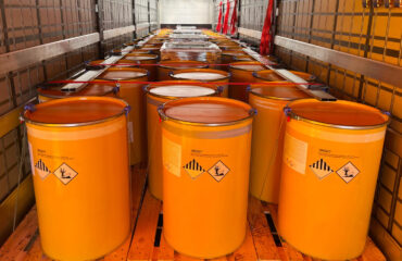 NBR 9735 Transporte de líquidos inflamáveis exige sinalização clara, kit de emergência compatível e conformidade com os critérios da classe 3. A ausência de identificação padronizada ou de equipamentos de contenção compromete a segurança e a legalidade da operação.