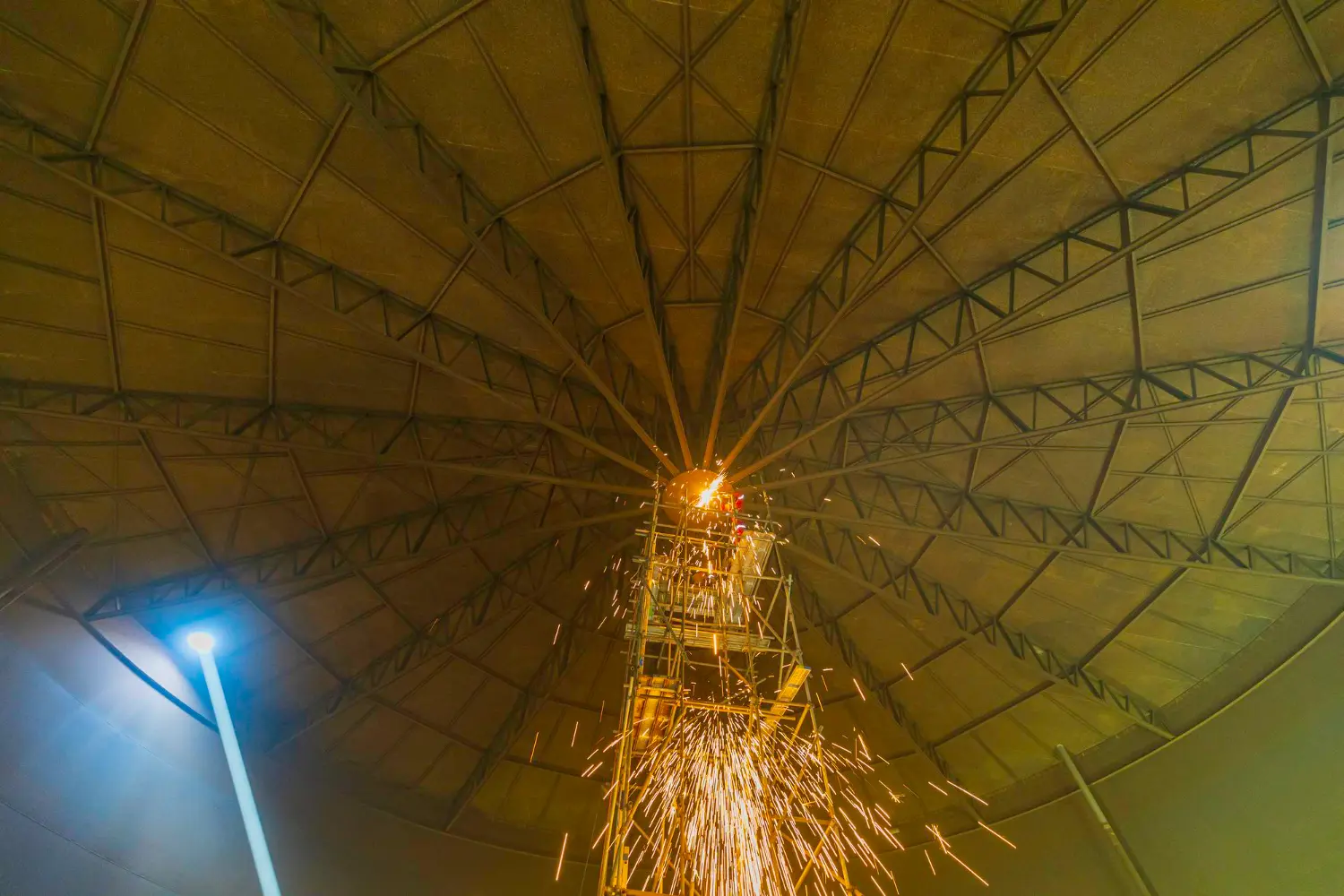 Operação em altura com faíscas exige isolamento, aterramento e ventilação.