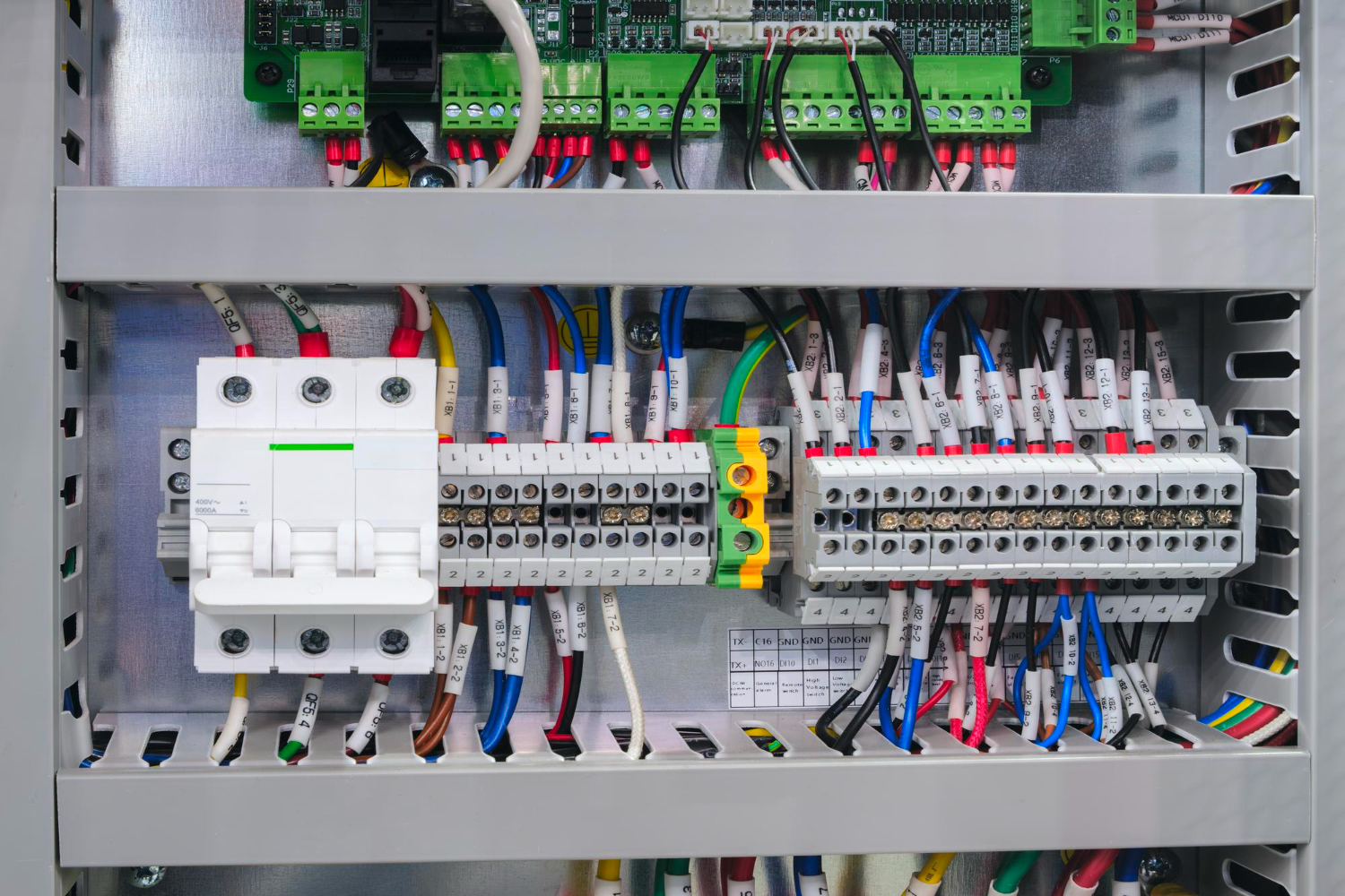 Painel de comando com identificação individual de condutores, barramento de aterramento e dispositivos de proteção modular. A organização e rotulagem seguem boas práticas conforme a NBR 5410 e facilitam manutenção e rastreabilidade.
