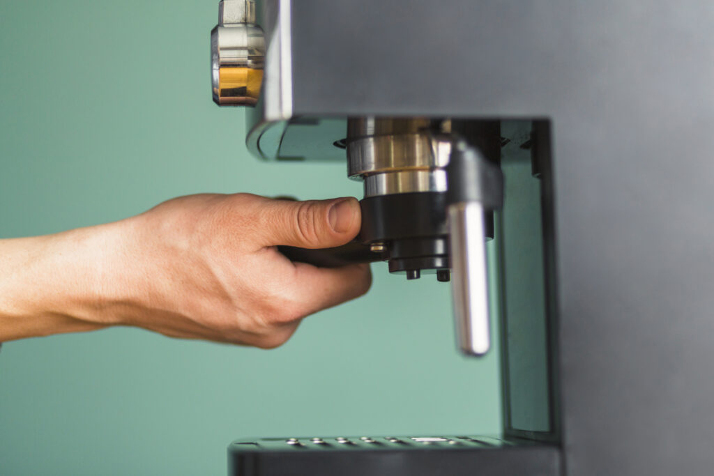 Instalação do porta-filtro em máquina de café expresso semiautomática: procedimento essencial para vedação correta e manutenção da pressão ideal durante a extração. - Curso Manutenção Máquina de Café.