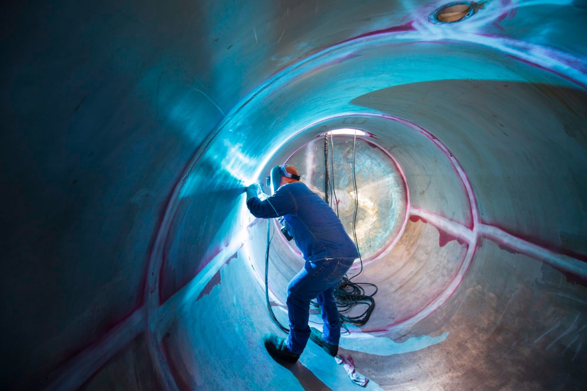 Worker posture, equipment handling and tethering systems directly influence safety during confined space activities.