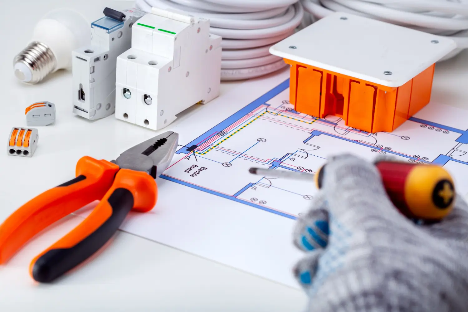 A base de uma instalação segura começa no papel — com projeto elétrico completo, cálculos de carga, coordenação de proteção e validação por engenheiro. O resto é improviso com consequências.