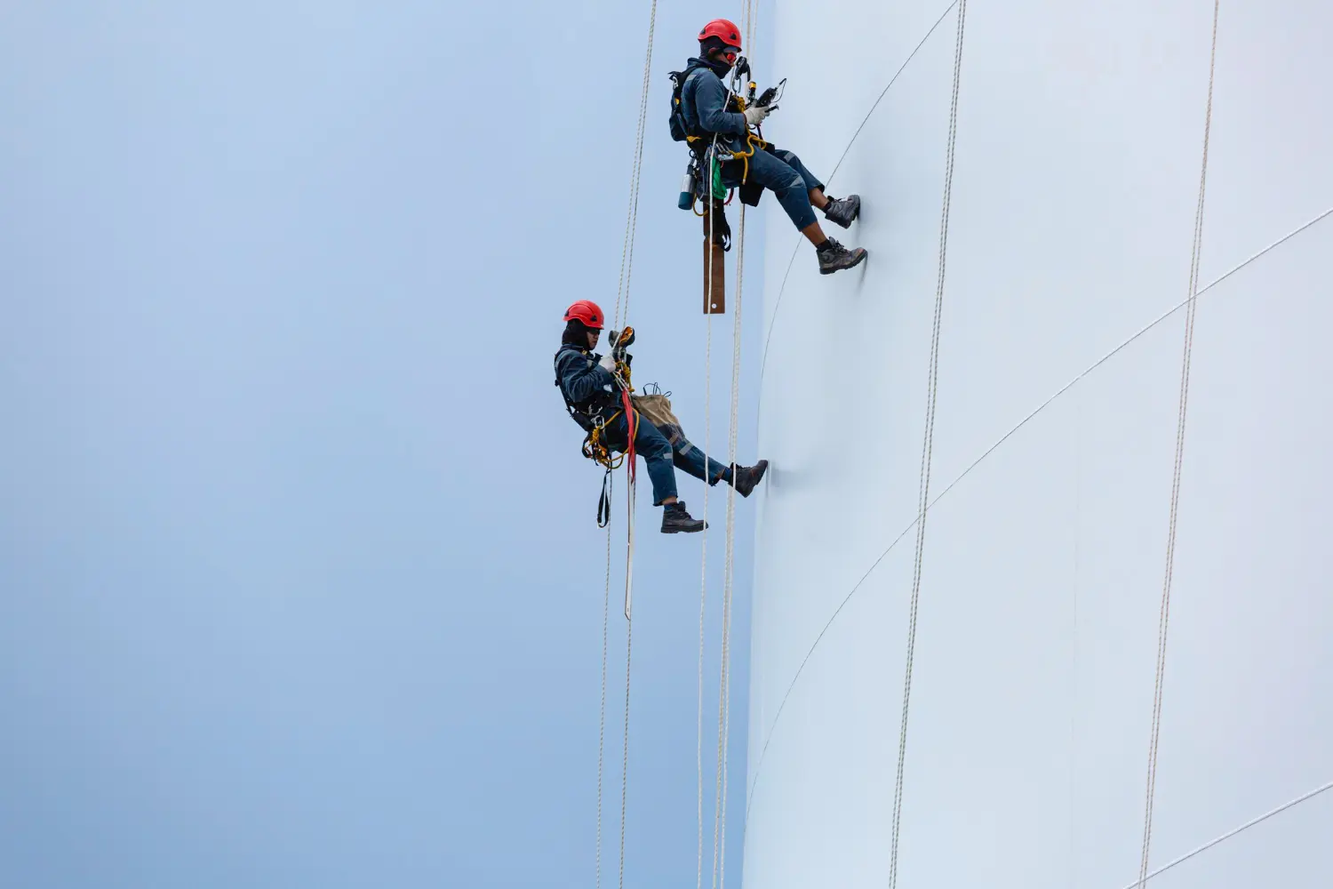 Técnica de acesso por corda aplicada em superfícies verticais: dupla ancoragem, uso de trava-quedas e cinturão tipo paraquedista conforme NR 35 e NBR 15475.