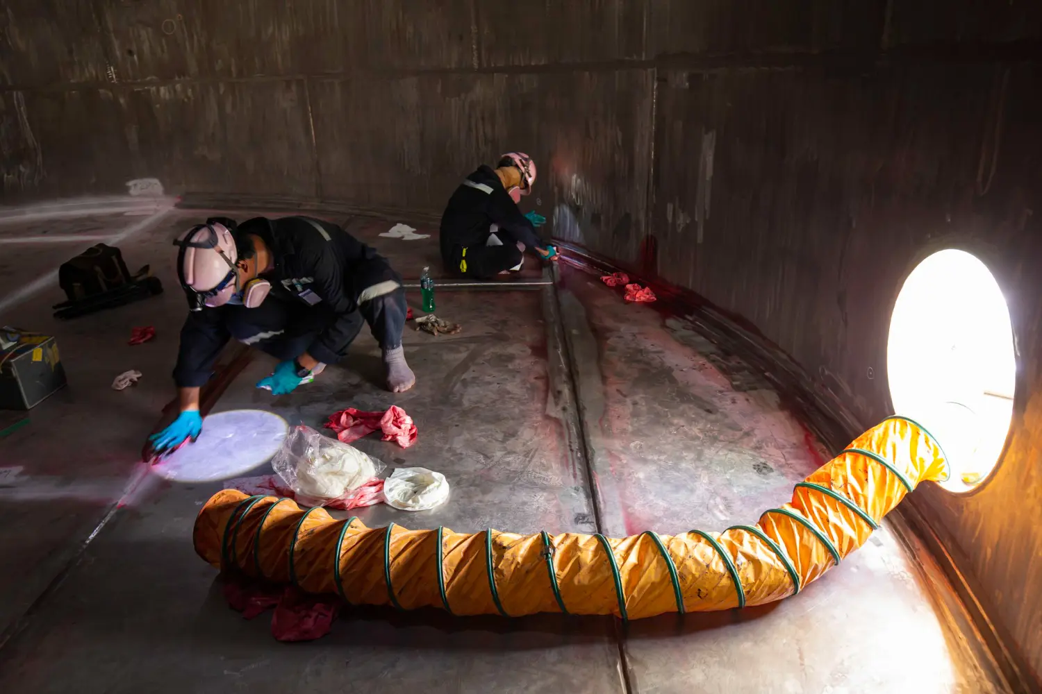 Atividade em tanque confinado com ventilação mecânica, EPI adequado e apoio externo, como previsto na NR 33. - Inspeção em espaço confinado exige capacitação, PET válida e vigilância externa, conforme determina a NR 33 - Curso NR 33 Supervisor de Entrada em Japonês