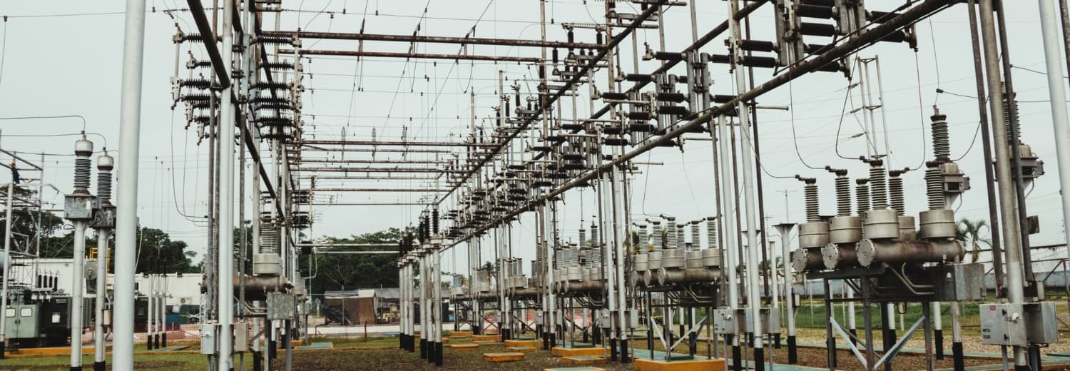 "Vista de uma subestação elétrica onde a complexidade operacional exige qualificação avançada, conforme os módulos complementares da NR 10. A segurança vai além do conhecimento técnico: envolve cultura prevencionista."