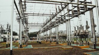 "Vista de uma subestação elétrica onde a complexidade operacional exige qualificação avançada, conforme os módulos complementares da NR 10. A segurança vai além do conhecimento técnico: envolve cultura prevencionista."