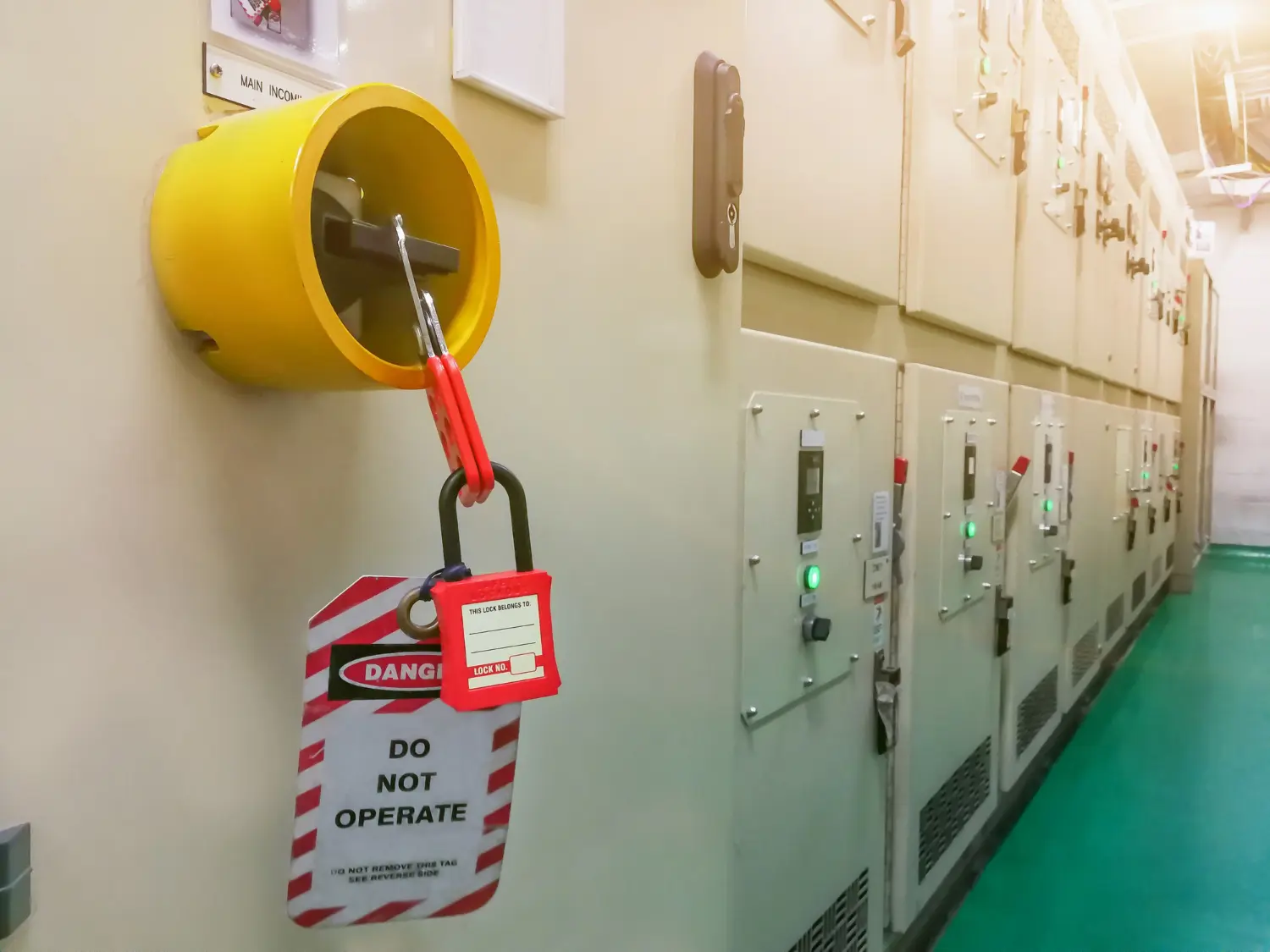 Bloqueio instalado corretamente em chave geral de média tensão impede reenergização não autorizada. O procedimento de Lockout & Tagout foi validado por checklist e segue padrão técnico de segurança elétrica conforme a NR 10.