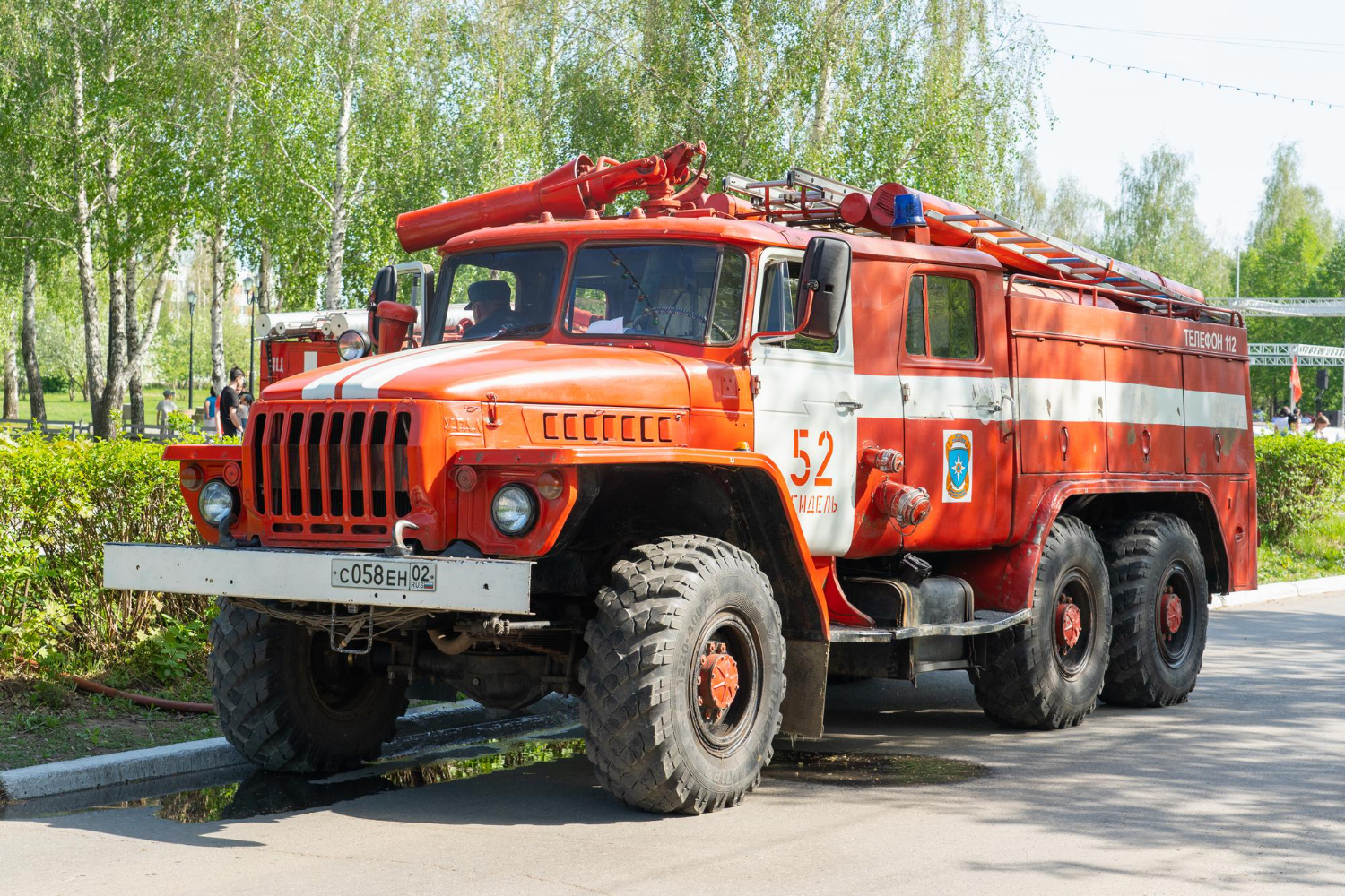 Caminhão bomba florestal, veículo off-road, tração 6x6, combate a incêndio rural, suporte operacional em solo irregular