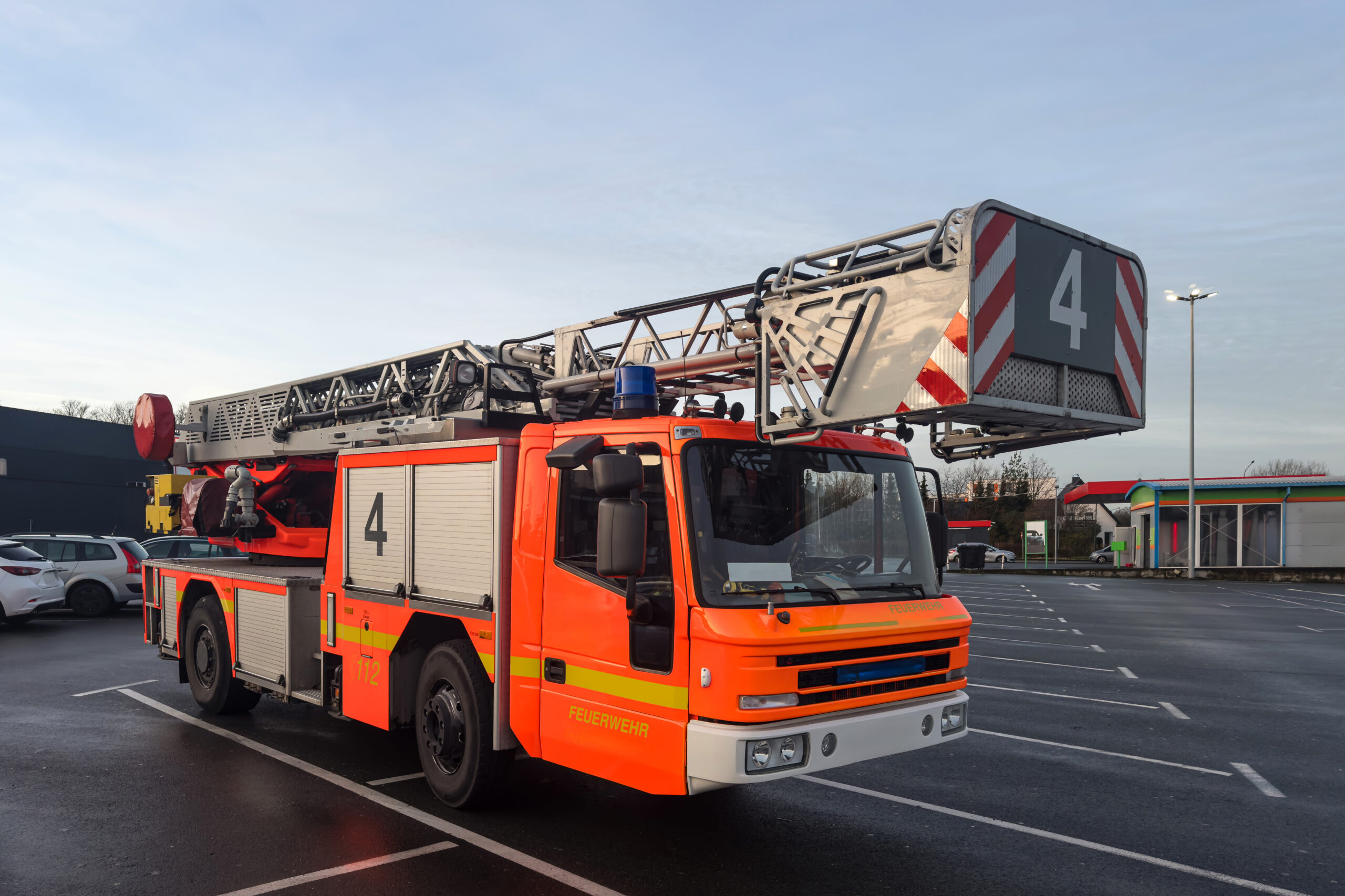 Caminhão bomba lança com sistema de plataforma aérea articulada, equipado com estabilizadores, sensores de inclinação e lança telescópica. Ideal para operações de combate a incêndio em edificações verticais e resgate técnico em altura.
