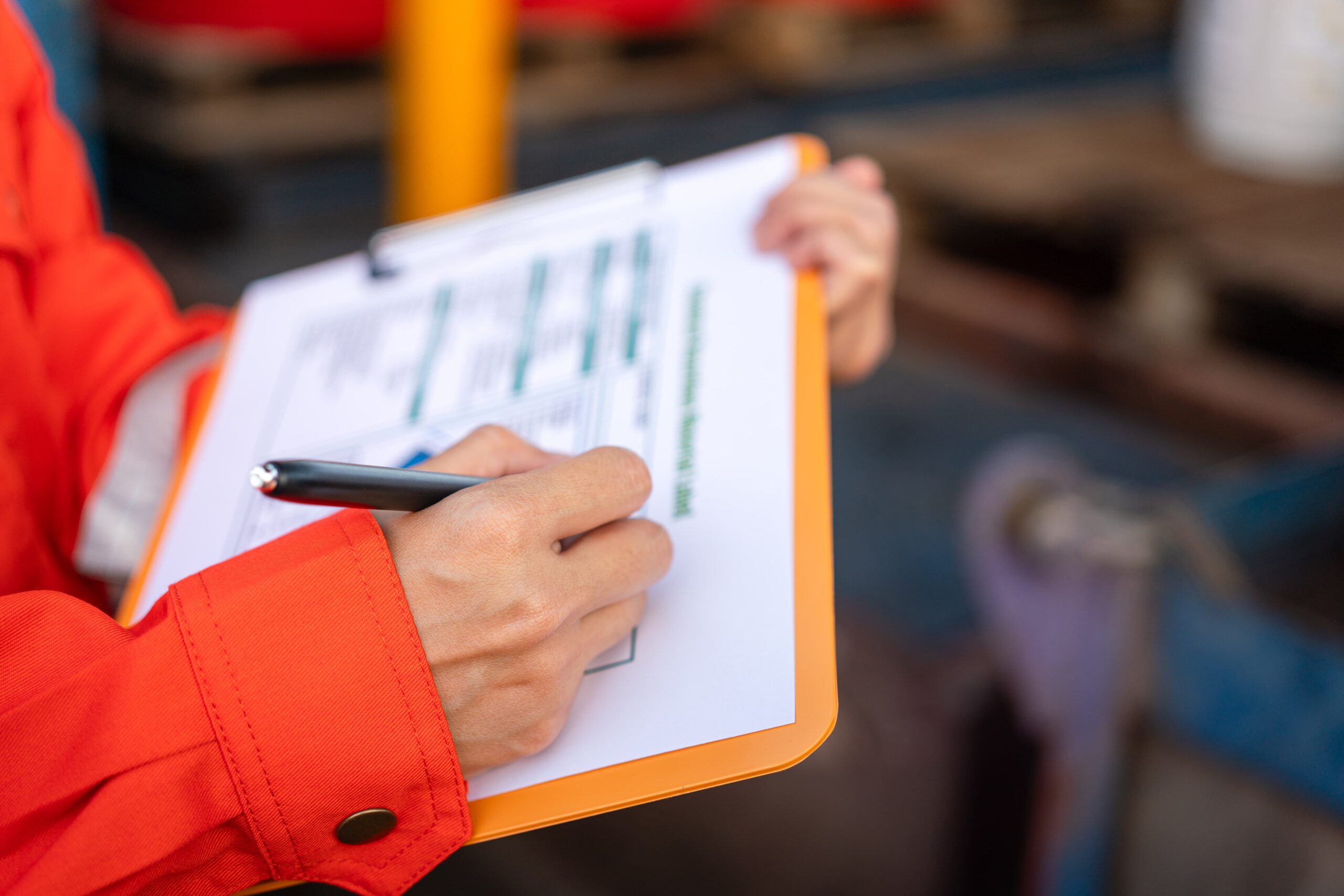Checklist técnico durante inspeção de aferição de carga.