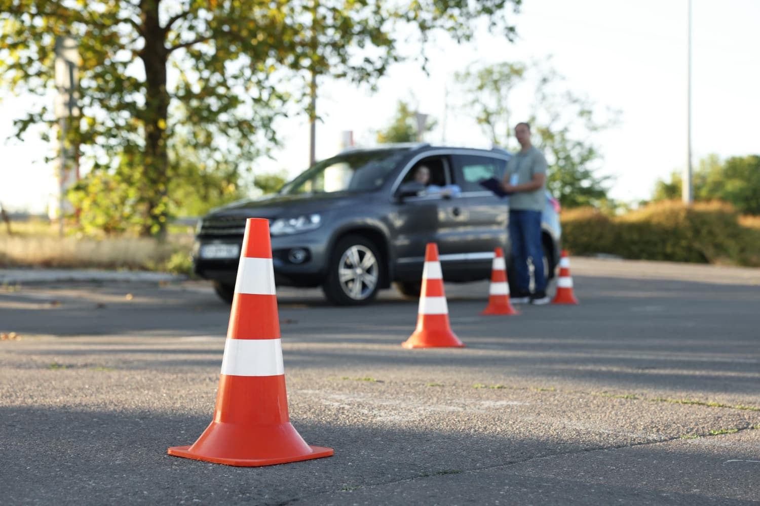Condução segura exige preparação para o imprevisto. A correta sinalização em paradas emergenciais demonstra aplicação real dos princípios da direção defensiva e responsabilidade com a segurança viária.