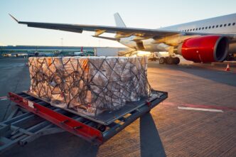 Palete aéreo pronto para embarque: a correta rotulagem, embalagem e fixação de cargas perigosas são exigências mandatórias da IATA para garantir segurança durante o voo e conformidade internacional.