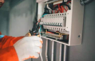 Curso NR 10 Árabe Técnico realiza decapagem de condutores em sistema de proteção com seccionamento visível. O painel está identificado e isolado, como exige o prontuário da instalação elétrica.