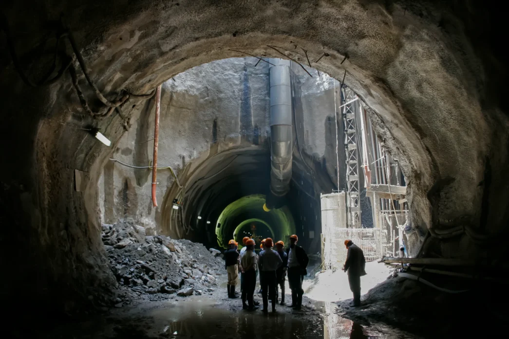 Espaço confinado com múltiplos acessos não dispensa vigilância externa contínua. A NR 33 exige controle, não suposição.