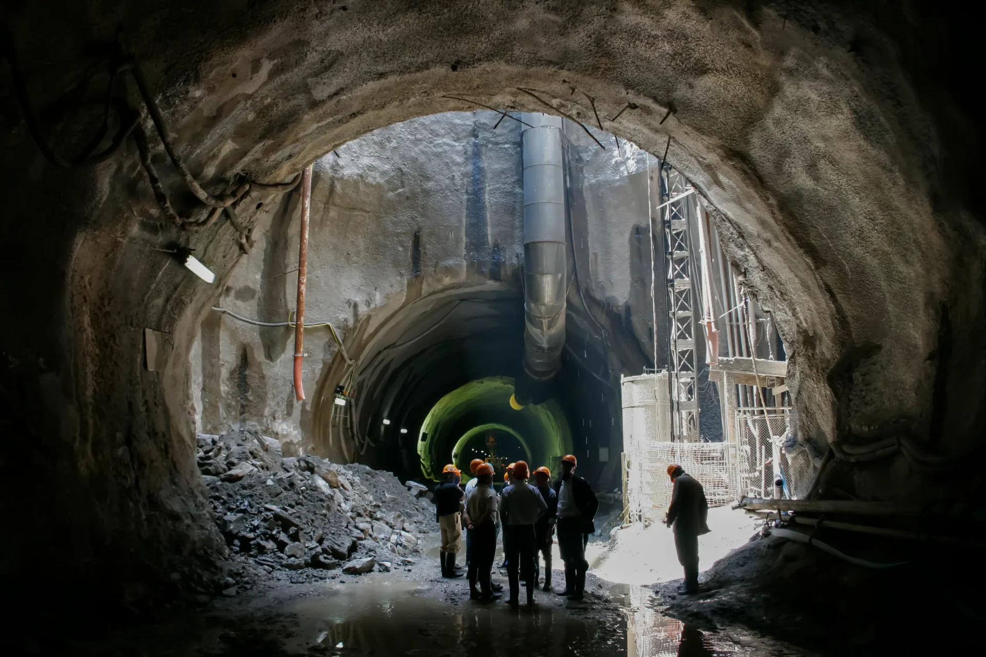 Espaço confinado com múltiplos acessos não dispensa vigilância externa contínua. A NR 33 exige controle, não suposição.