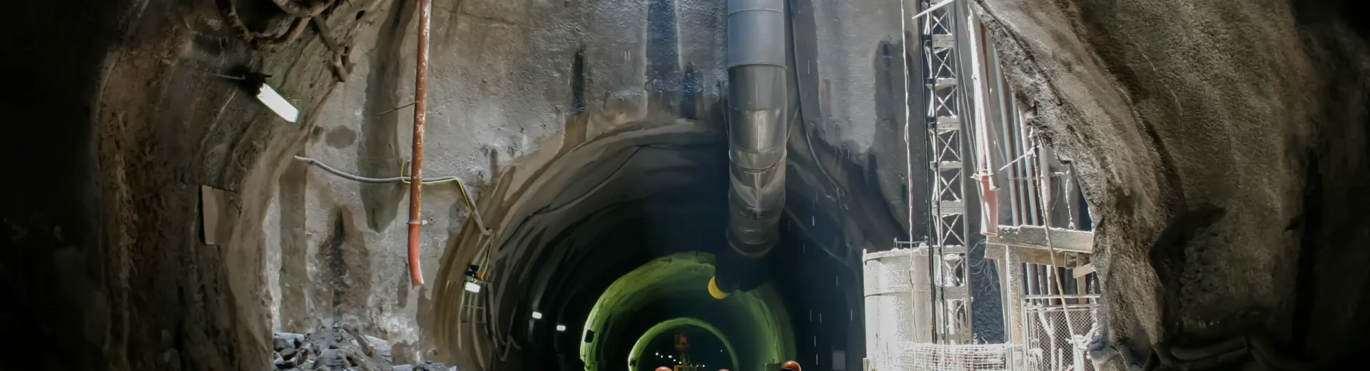 Espaço confinado com múltiplos acessos não dispensa vigilância externa contínua. A NR 33 exige controle, não suposição.