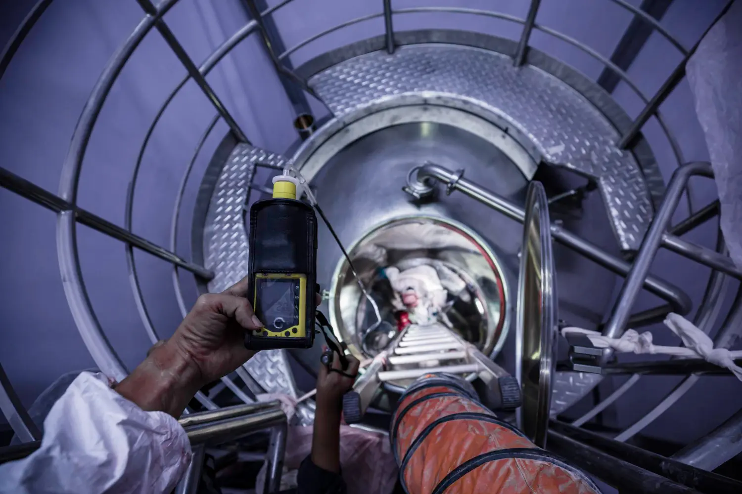 Monitoramento contínuo de gases antes e durante a permanência no espaço confinado.
