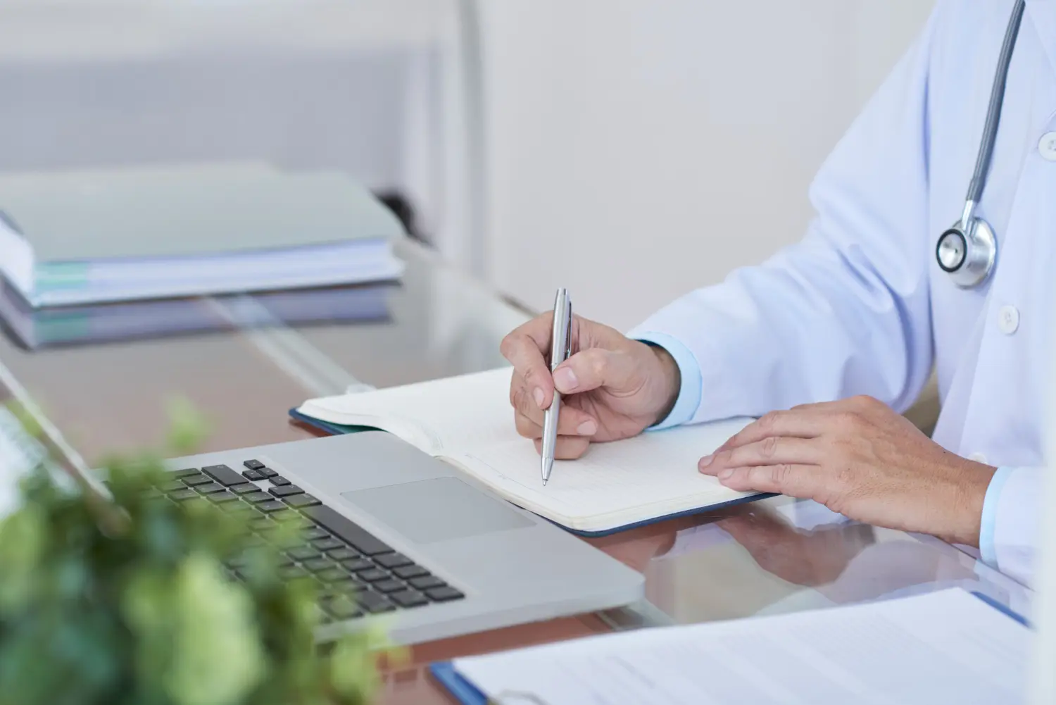 Elaboração técnica do PCMSO exige integração entre prontuário médico, risco ocupacional e planejamento estratégico de saúde.