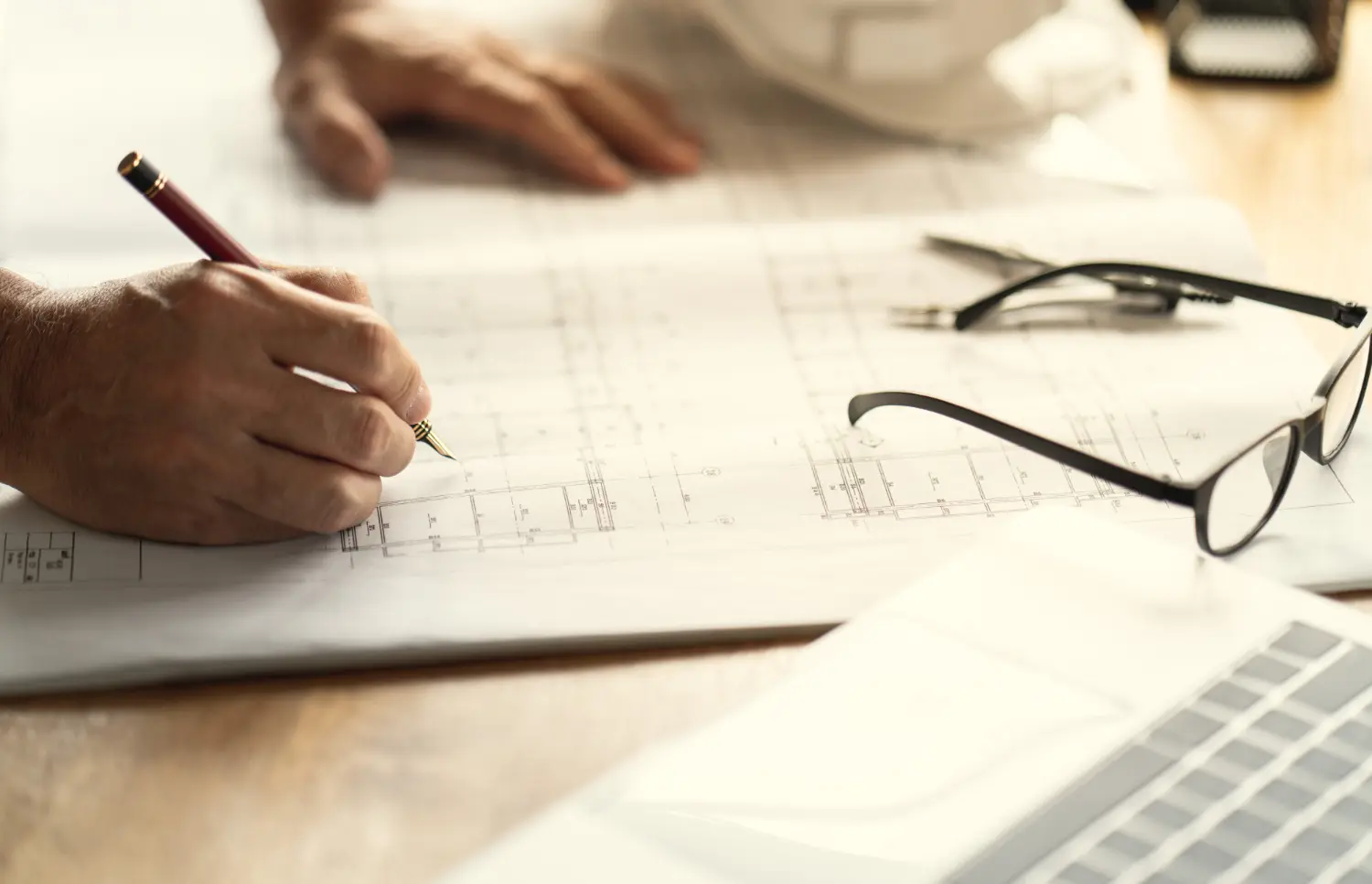 Engenheiro habilitado inspeciona documentação técnica para emissão de laudo com ART, assegurando conformidade com normas como ABNT NBR 15575 e NR 12.