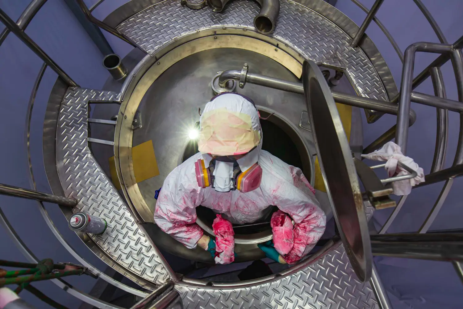 Monitoramento contínuo de gases antes e durante a permanência no espaço confinado.