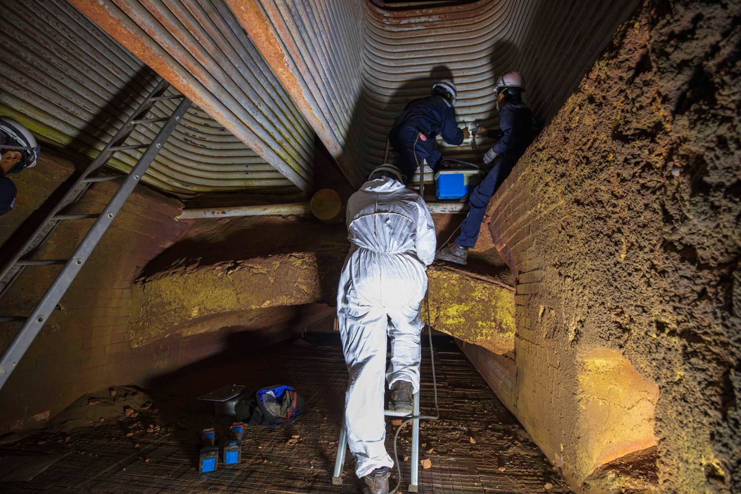Controlled entry into a confined space with multiple professionals performing a technical inspection in a boiler. Procedures follow the requirements of NR 33.