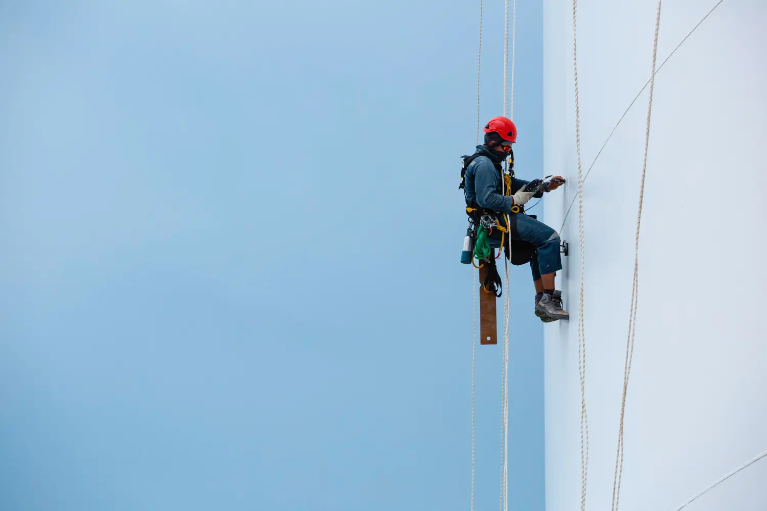 Execução de trabalho em altura com acesso por corda. Equipamento de proteção individual ajustado, sistema de ancoragem validado e plano de resgate obrigatório conforme NR 35.-Curso NR 35 em Russo