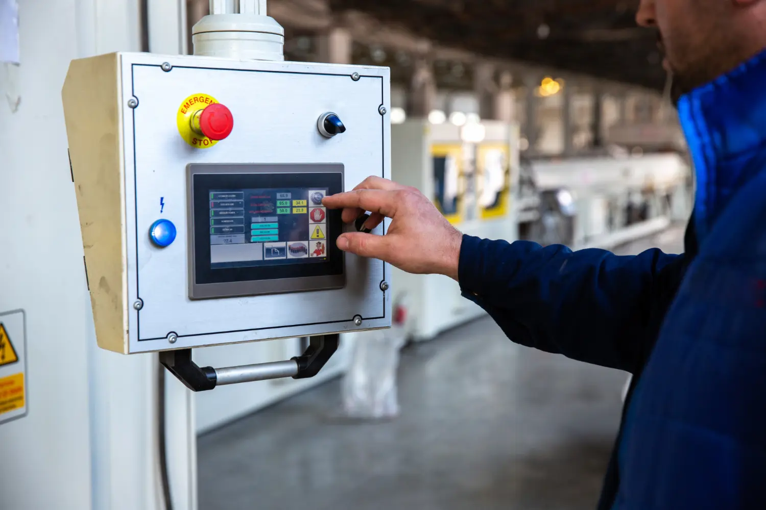 Interface homem-máquina exige domínio técnico e conhecimento dos comandos críticos — capacitação específica evita falhas e garante respostas imediatas em emergências.