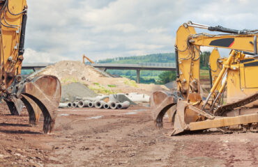 Máquinas de terraplenagem exigem capacitação, análise de risco e aplicação integrada da NR 12, NR 11 e NR 18. Proteção e produtividade caminham juntas.Máquinas de terraplenagem exigem capacitação, análise de risco e aplicação integrada da NR 12, NR 11 e NR 18. Proteção e produtividade caminham juntas. Máquinas de terraplenagem exigem capacitação, análise de risco e aplicação integrada da NR 12, NR 11 e NR 18. Proteção e produtividade caminham juntas.