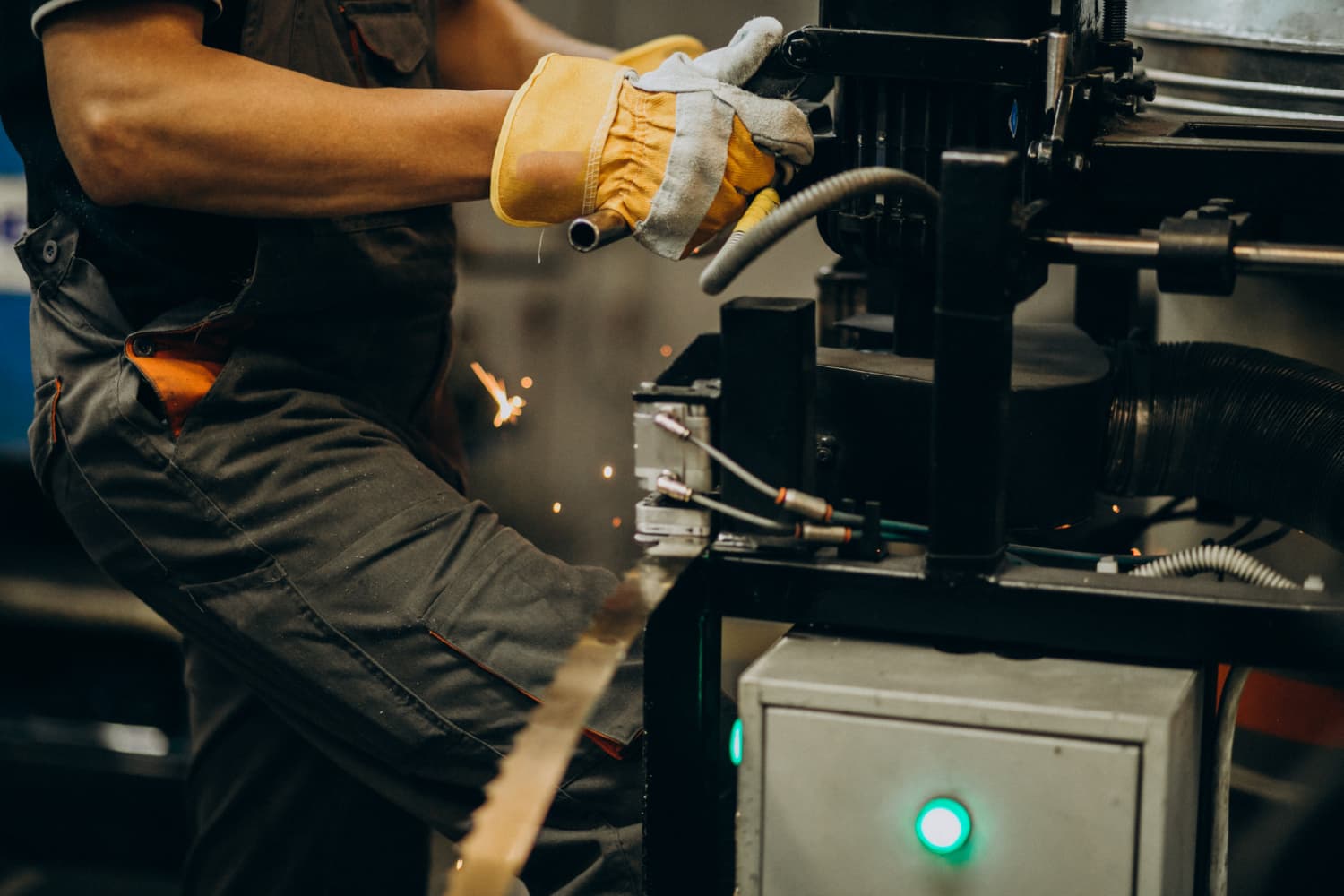 Saw operation requires appropriate PPE, fixed guarding, and emergency stop devices in accordance with NR 12. Safety arises from technical precision and conscious presence.