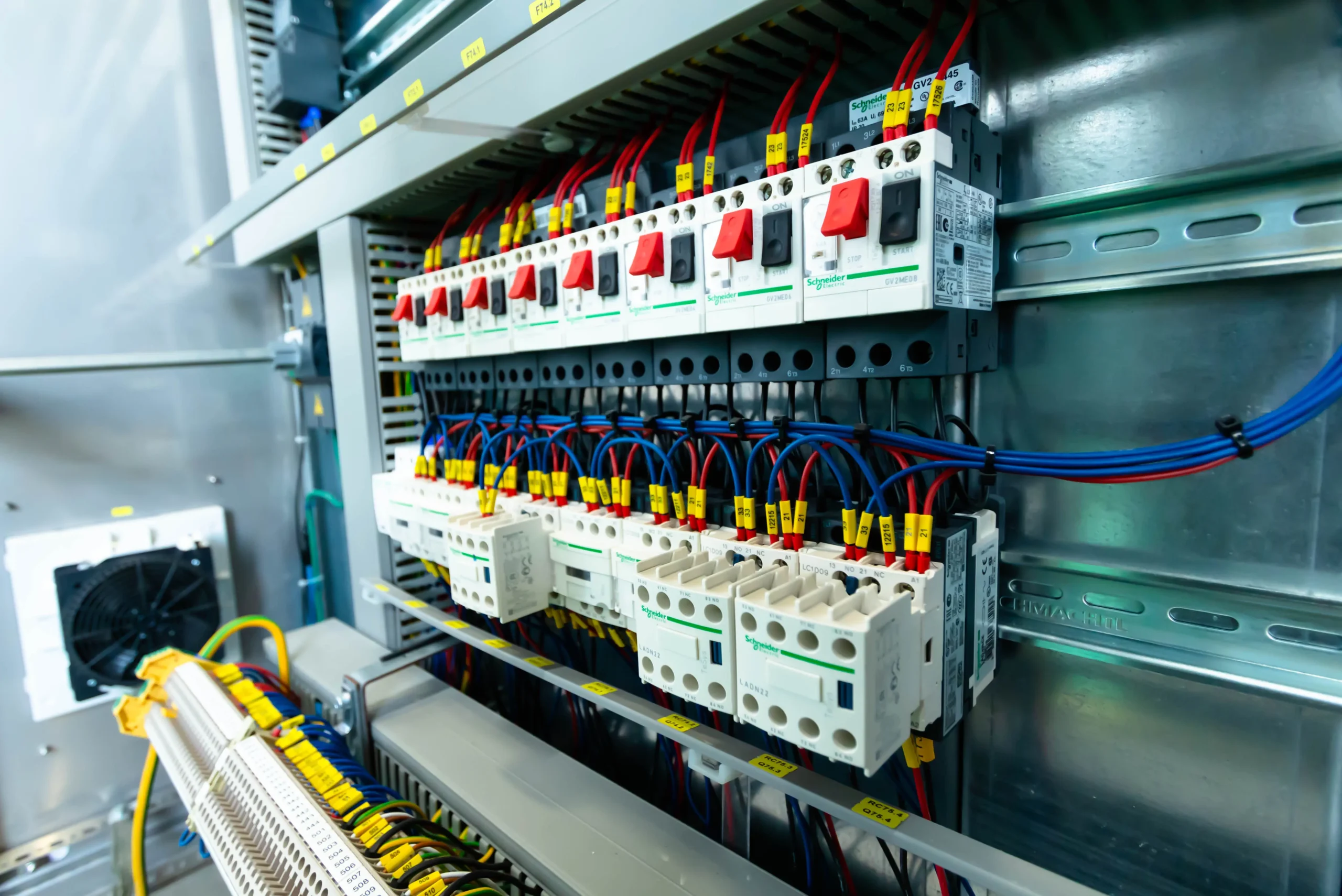 Painel com componentes devidamente identificados, conforme exigência da NR 10 e boas práticas internacionais de rastreabilidade elétrica.