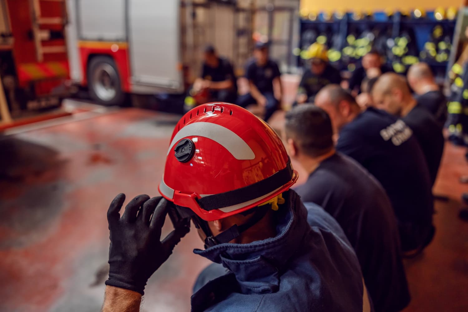 Antes de qualquer combate, existe escuta. Reunião estratégica de brigadistas antes do início das atividades operacionais. É nesse momento que o alinhamento mental precede a ação física, garantindo que cada resposta seja reflexo de um plano interior claro, técnico e consciente.