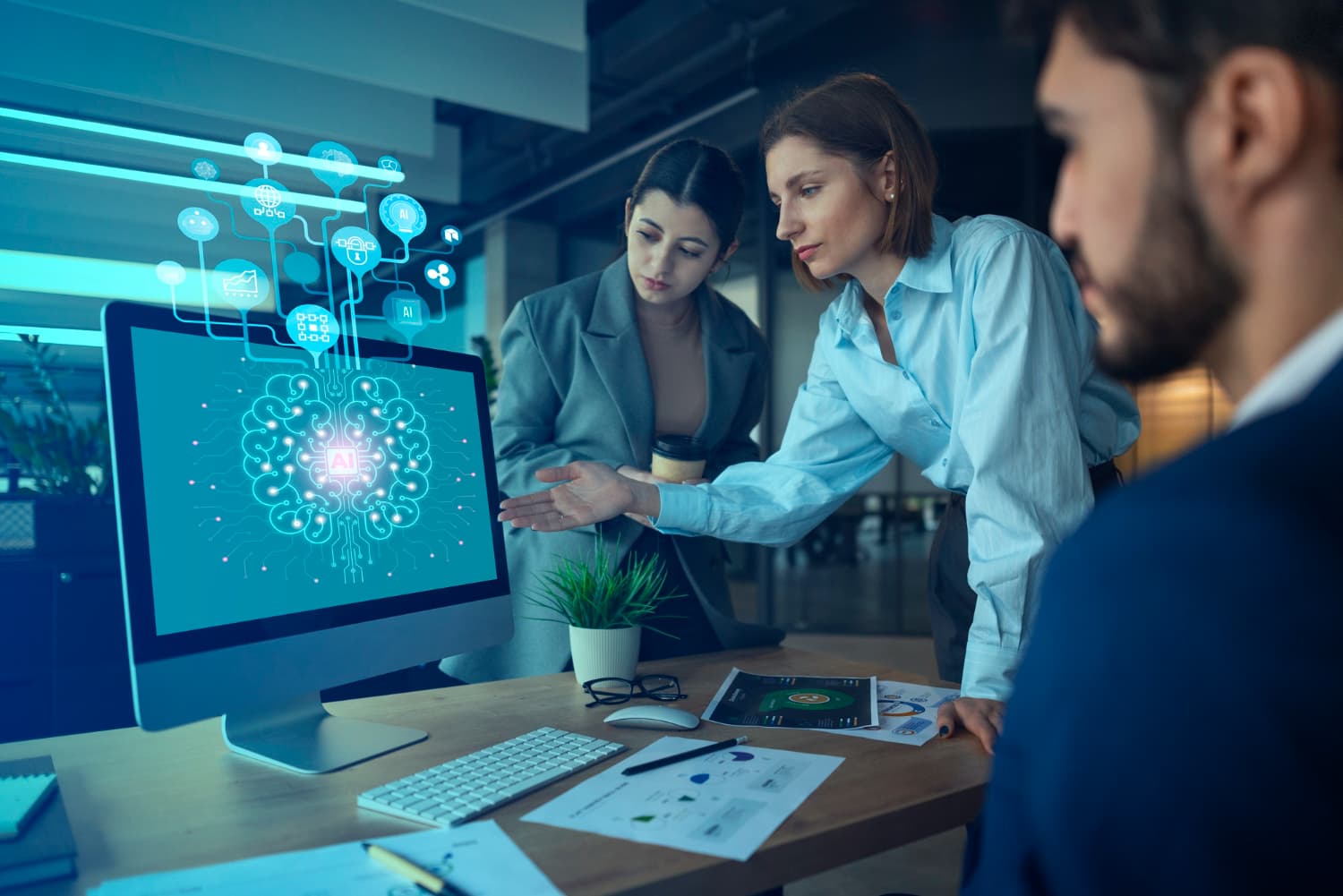 Profissionais analisam a arquitetura de um sistema de Inteligência Artificial com foco em rastreabilidade, explicabilidade e governança estratégica.