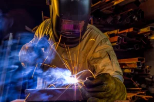 A energia química em ação: a reação aluminotérmica libera mais de 2.500 °C, fundindo metais sob uma cortina de luz, calor e condutividade elétrica absoluta.