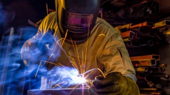 A energia química em ação: a reação aluminotérmica libera mais de 2.500 °C, fundindo metais sob uma cortina de luz, calor e condutividade elétrica absoluta.