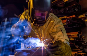 Curso Solda Aluminotérmica (Exotérmica) A energia química em ação: a reação aluminotérmica libera mais de 2.500 °C, fundindo metais sob uma cortina de luz, calor e condutividade elétrica absoluta.