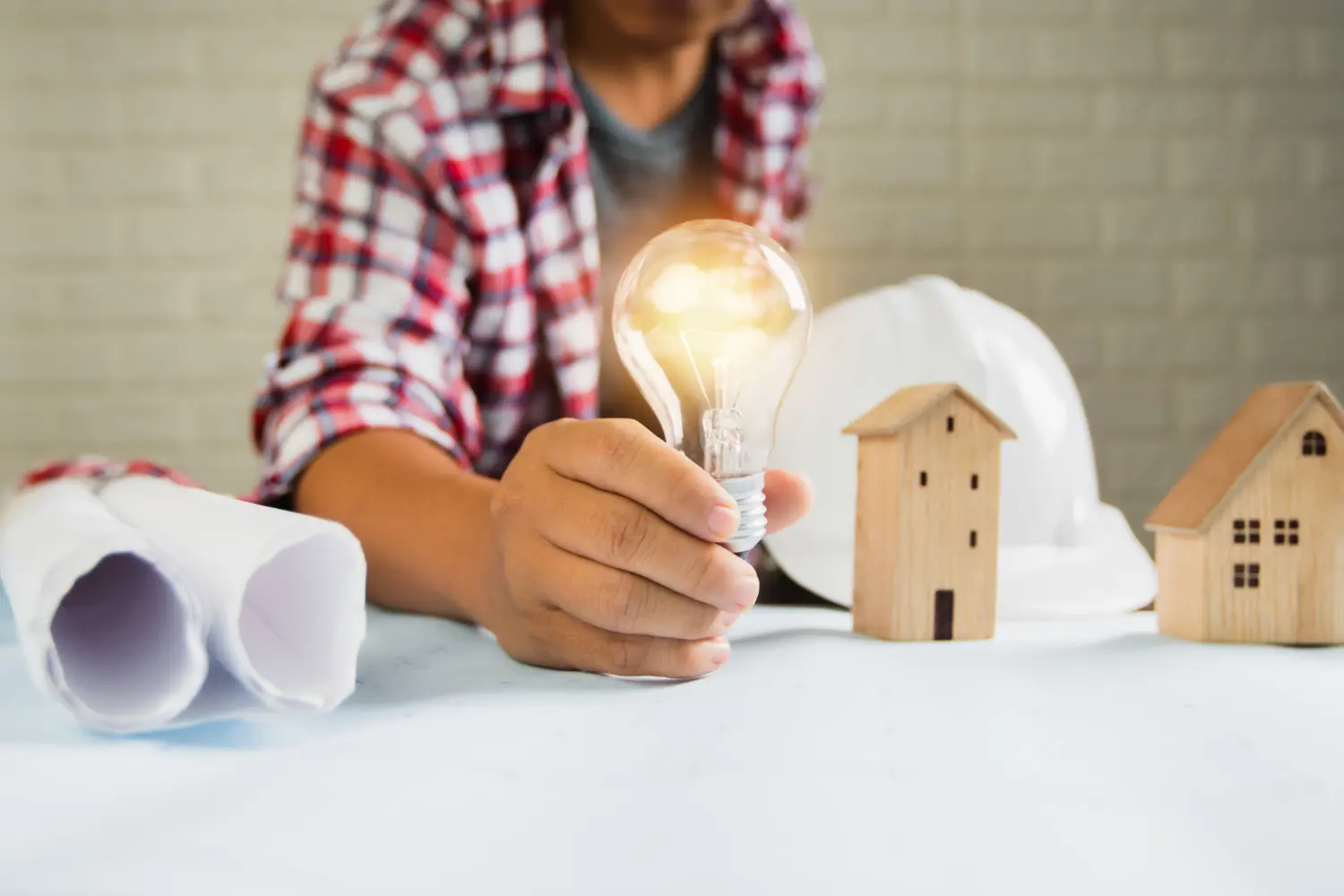 A engenharia luminotécnica começa na medição. O Laudo de Iluminância transforma ideias em dados normatizados, garantindo ambientes produtivos e seguros desde a planta até a execução.