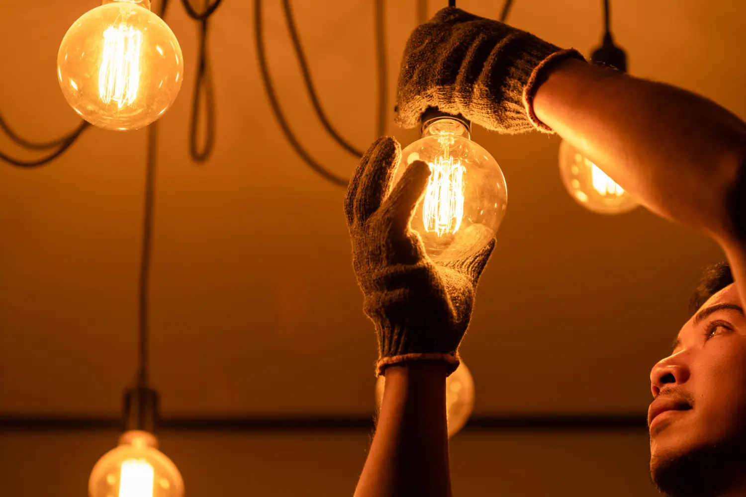 Ajustar não é improvisar. Cada luminária instalada deve respeitar critérios técnicos. O laudo avalia ângulo, intensidade e refletância – tudo com precisão milimétrica e responsabilidade técnica.