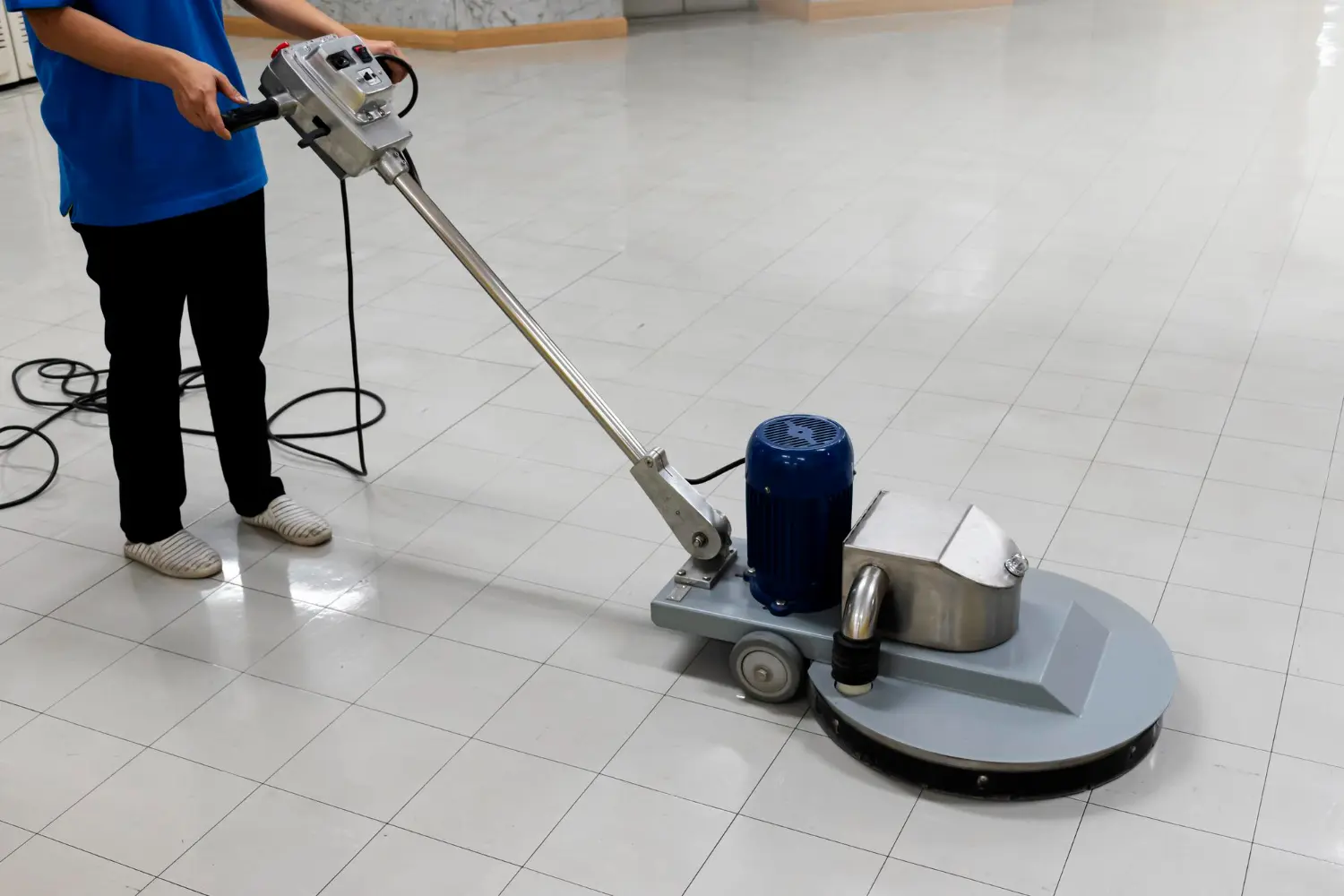Aplicação de acabamento técnico em piso cerâmico liso com politriz de alto torque. Processo indicado para brilho controlado e preparação para impermeabilização.