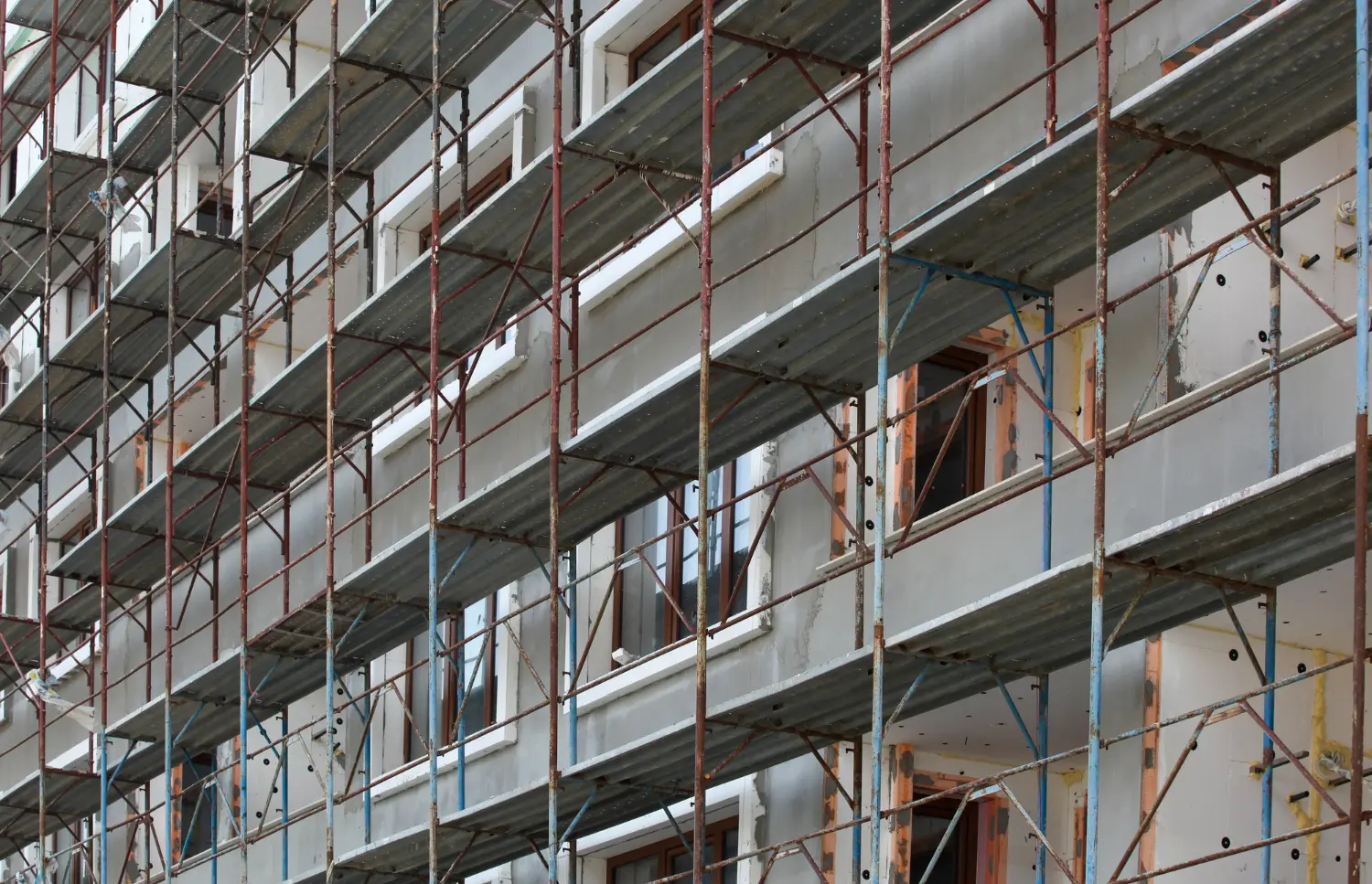 Aplicação do Tubo Roll em retrofit. Projeto deve considerar carga, vento e estrutura modular.
