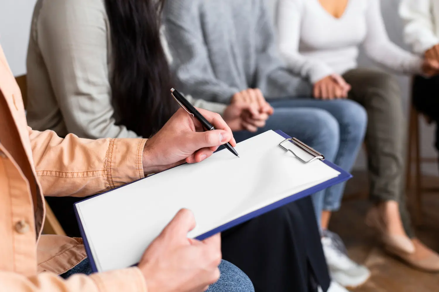 Avaliação psicossocial em dinâmicas de grupo: identificação de padrões emocionais e comportamento coletivo sob pressão organizacional.